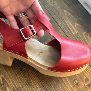 Lotta red clogs